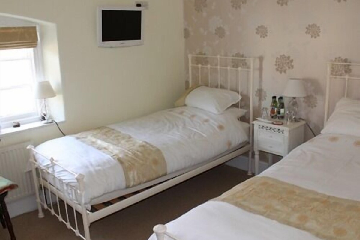 Chambre avec lits jumeaux, salle de bains attenante (Gold)