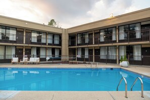 Outdoor pool - Hotel Francis (St. Francisville)