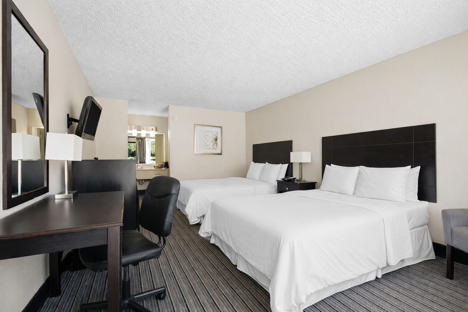 مكتب وستائر تعتيم وتجهيزات عازلة للصوت ومكواة/لوح كي