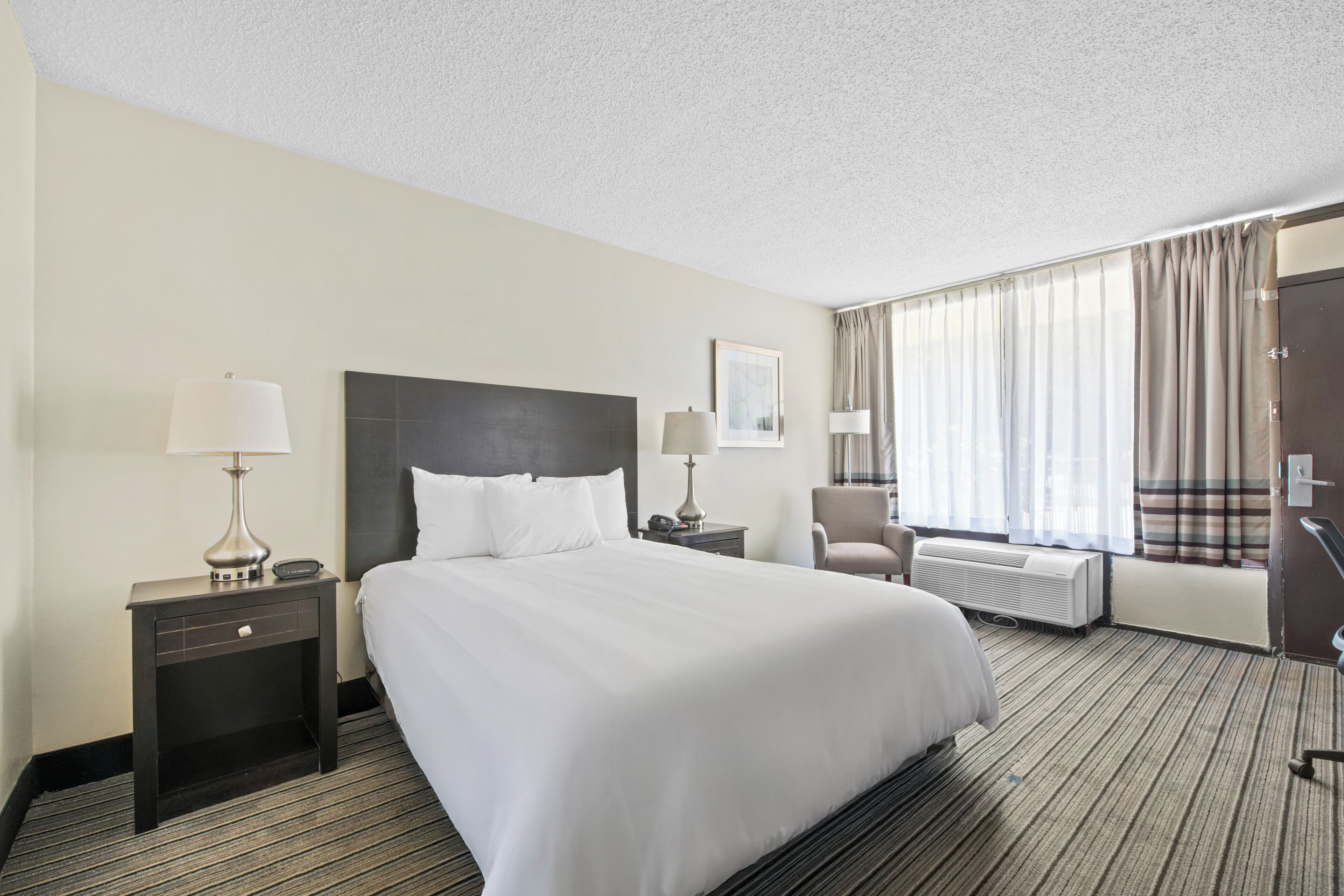 Een bureau, verduisterende gordijnen, geluiddichte muren