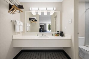 Combined shower/tub, hair dryer, towels