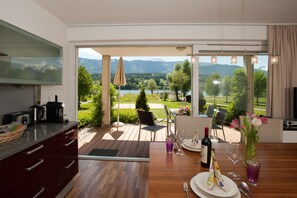 Eine moderne Küche mit einem großen Fenster und Blick auf eine schöne Landschaft.