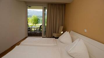 Junior-Apartment, 1 Schlafzimmer, Balkon, Seeblick | Zimmersafe, kostenloses WLAN