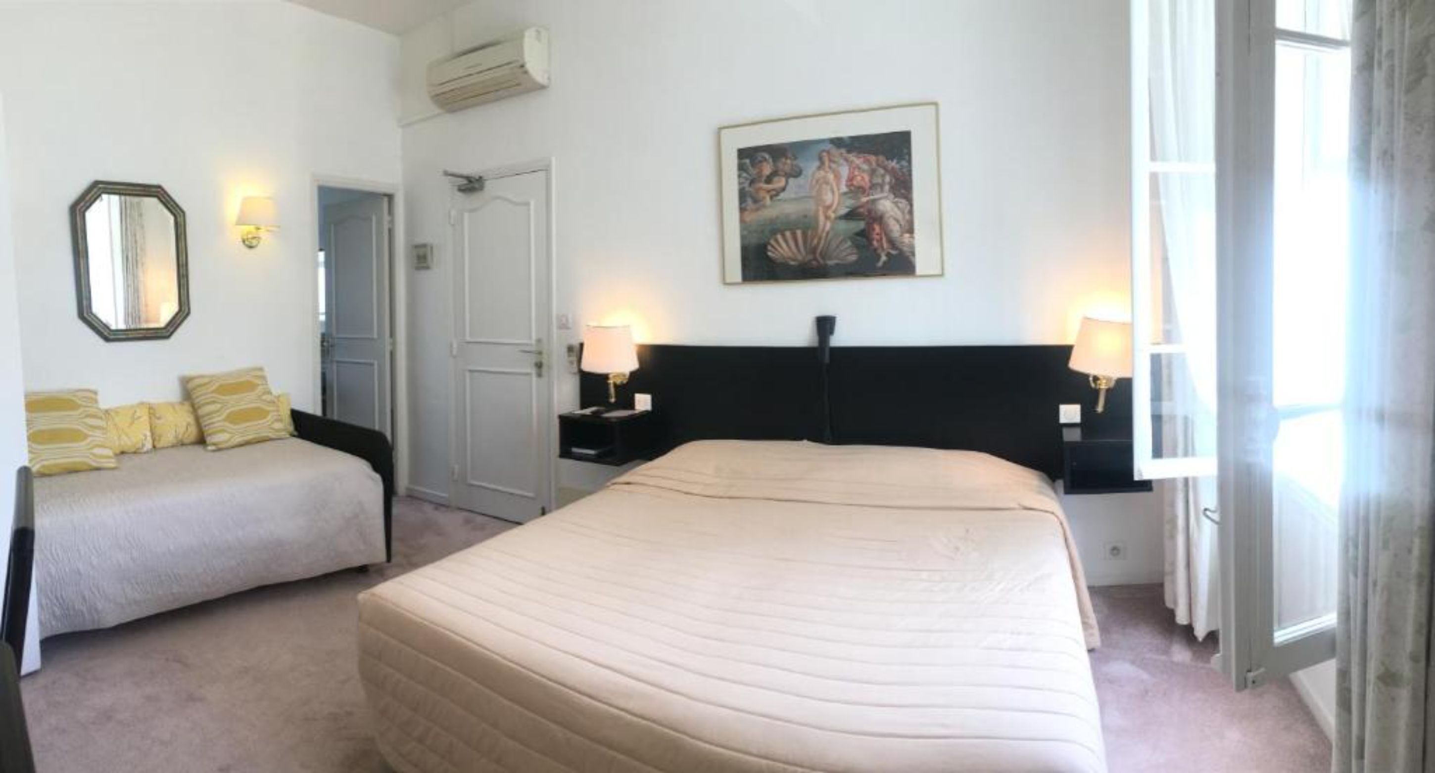 triple room | 1 bedroom, in-room safe, individually decorated, desk