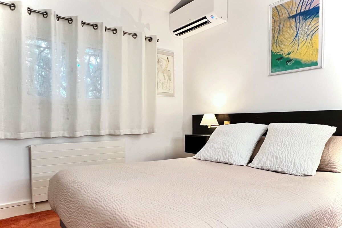 Basic Double Room, 1 Double Bed (Shower) | In-room safe, desk, blackout curtains, free WiFi
