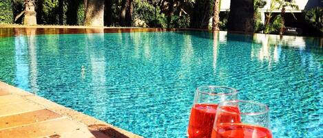 Piscine extérieure, parasols de plage, chaises longues