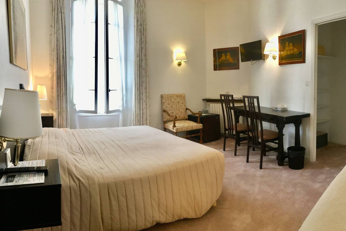 Quarto triplo | Cofres nos quartos, escrivaninha, cortinas blackout, Wi-Fi de cortesia