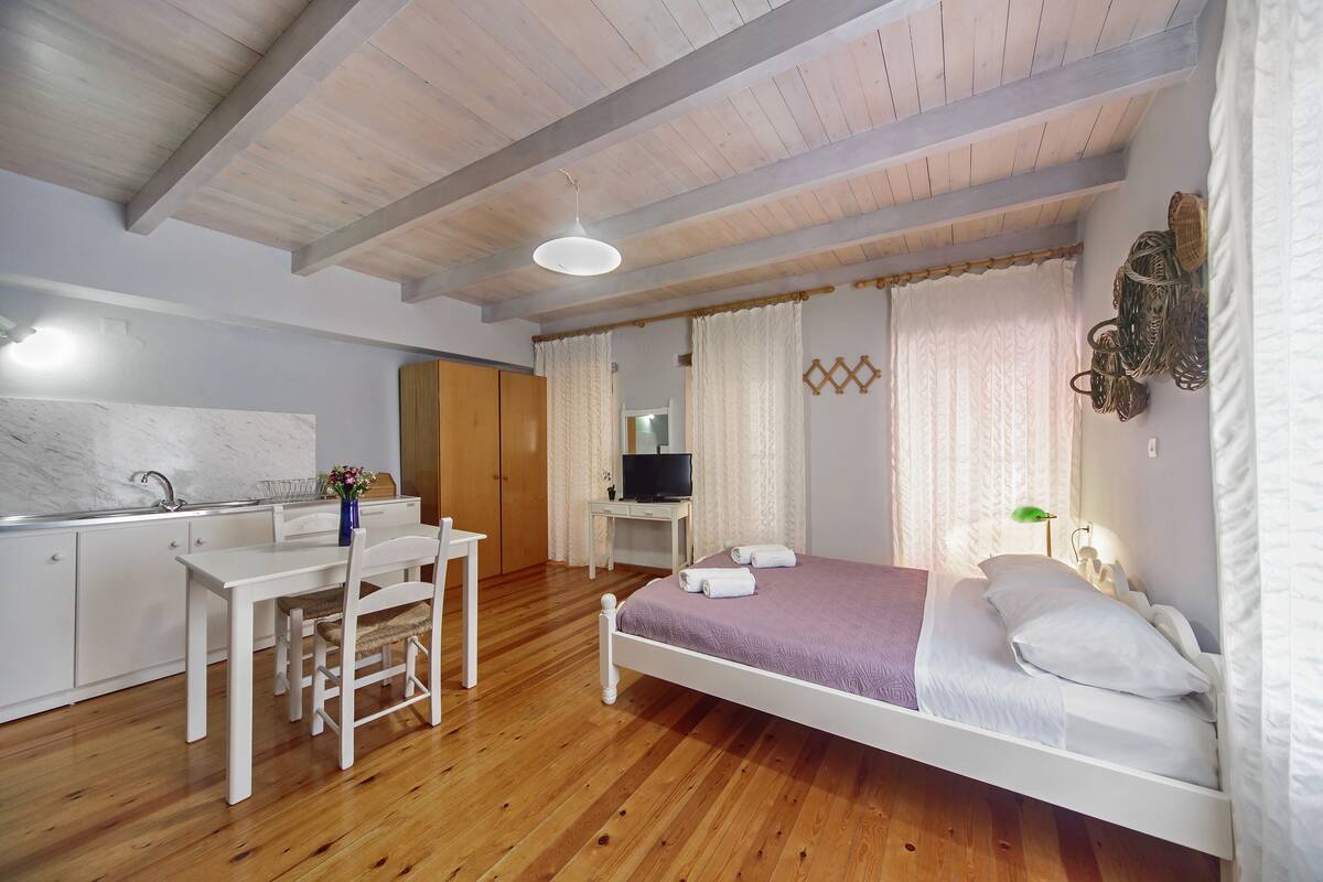 Economy Suite | Hypo-allergenic bedding, Select Comfort beds, in-room safe