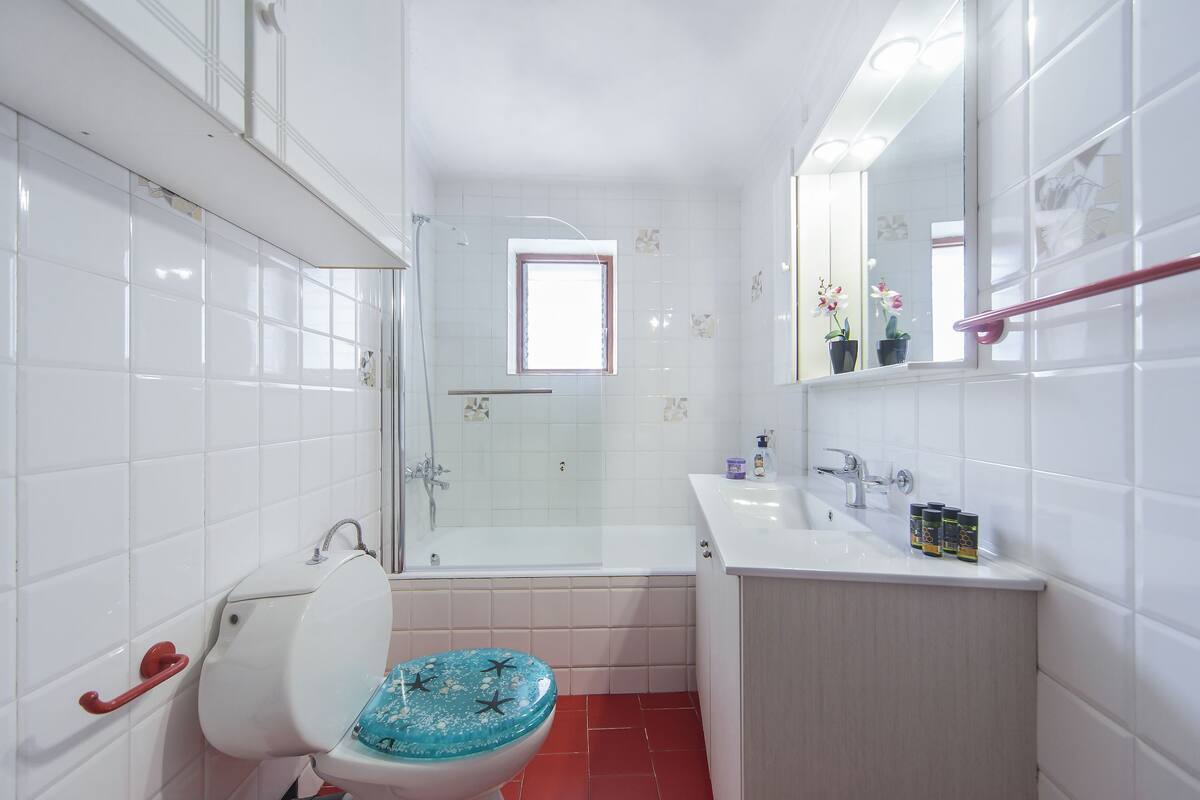 Traditional House, 3 Bedrooms (6 persons) | Bathroom | Deep soaking tub, free toiletries, hair dryer, slippers