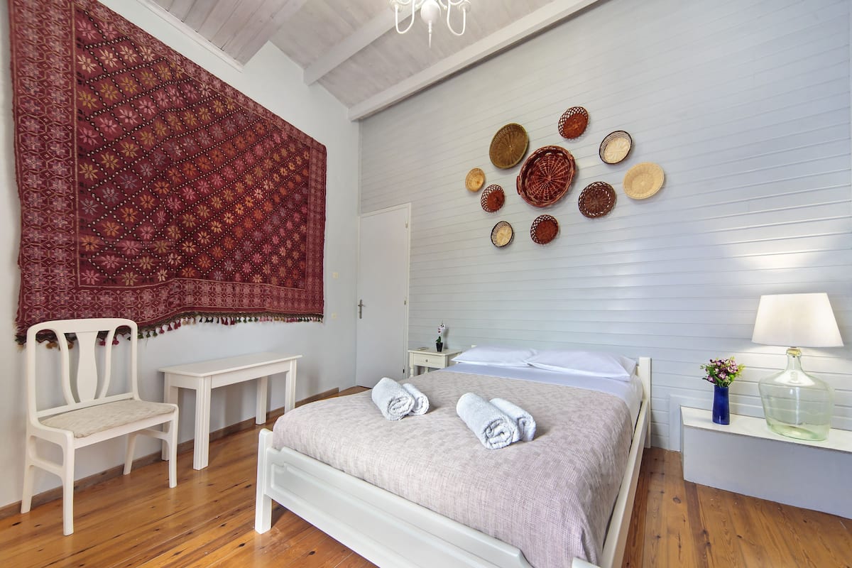 Traditional House, 3 Bedrooms (6 persons) | Hypo-allergenic bedding, Select Comfort beds, in-room safe