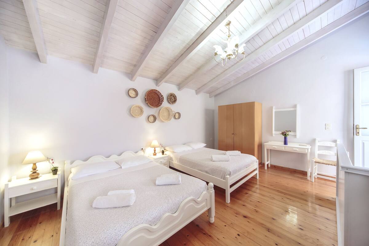 Suite (3 persons, Split level) | Hypo-allergenic bedding, Select Comfort beds, in-room safe