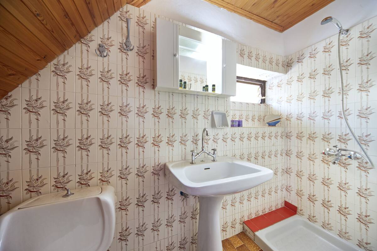 Traditional House (3 persons) | Bathroom | Deep soaking tub, free toiletries, hair dryer, slippers
