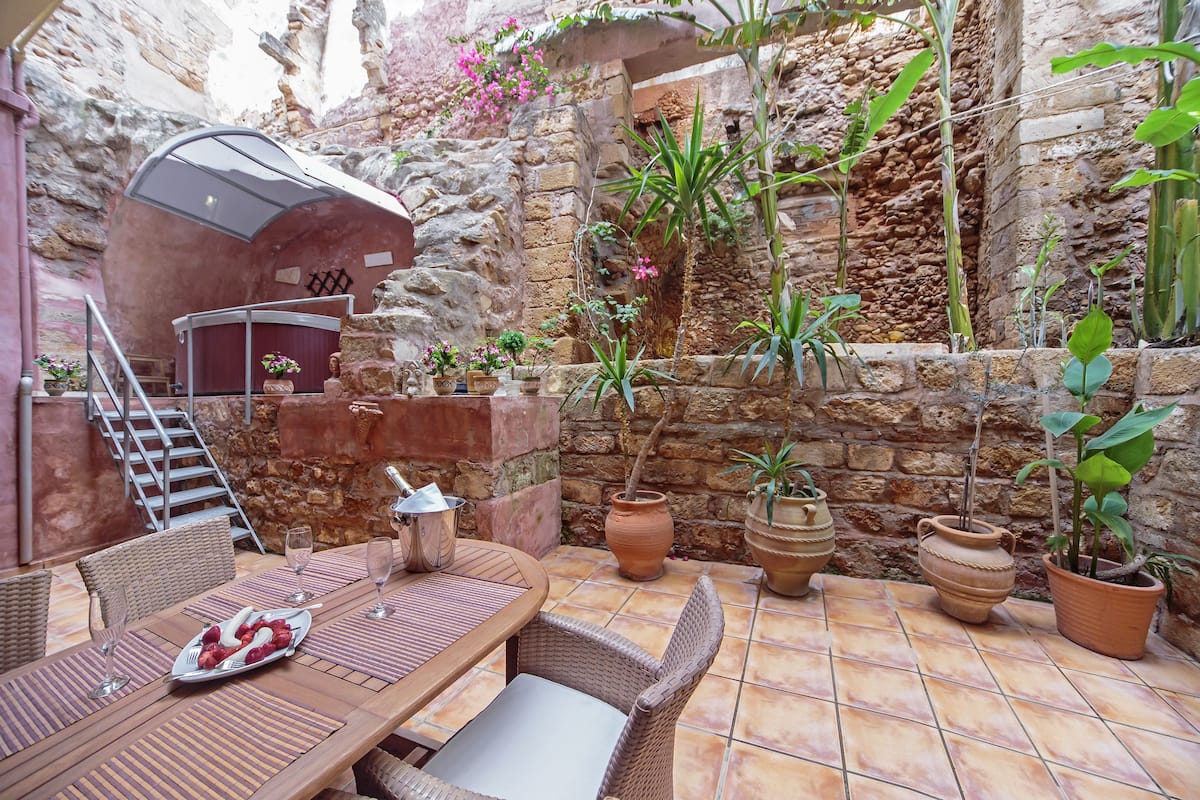 Luxury Suite (Hot tub) | Hypo-allergenic bedding, Select Comfort beds, in-room safe