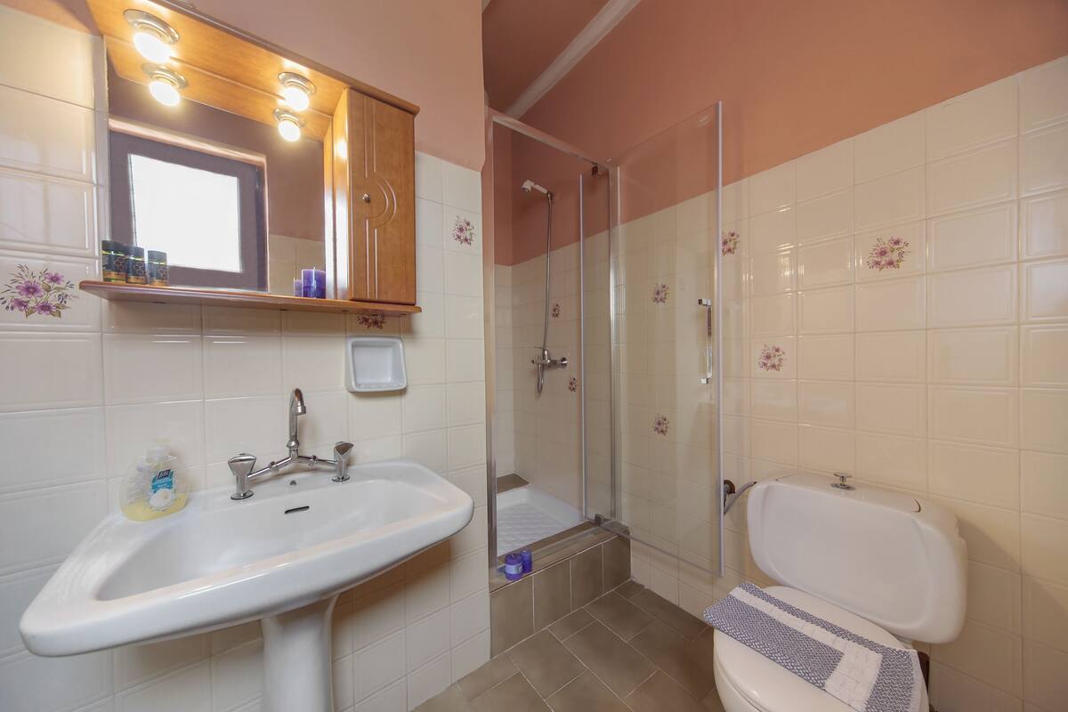 Suite, 1 Double Bed (1st floor, 2 adults) | Bathroom | Deep soaking tub, free toiletries, hair dryer, slippers