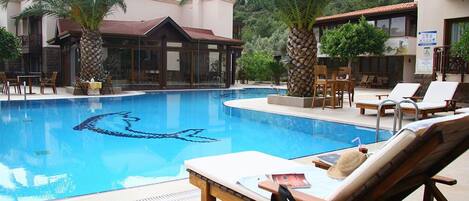 Außenpool, geöffnet von 09:00 Uhr bis 19:00 Uhr, Sonnenschirme