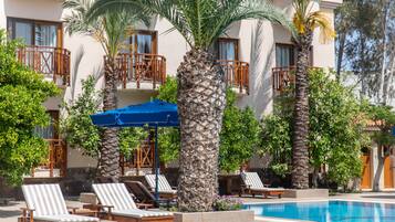 Una piscina al aire libre (de 09:00 a 19:00), sombrillas, tumbonas