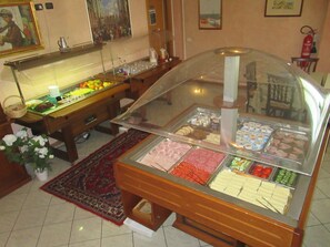 Free daily buffet breakfast - Il Canneto (Porto Ceresio)