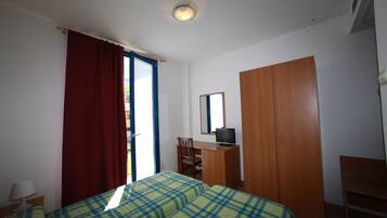 Une chambre avec un lit, un bureau, une chaise, une armoire et une fenêtre avec des rideaux.