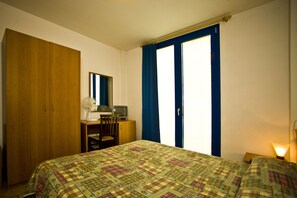 Double Room | In-room safe, desk, blackout curtains, iron/ironing board - Il Canneto (Porto Ceresio)