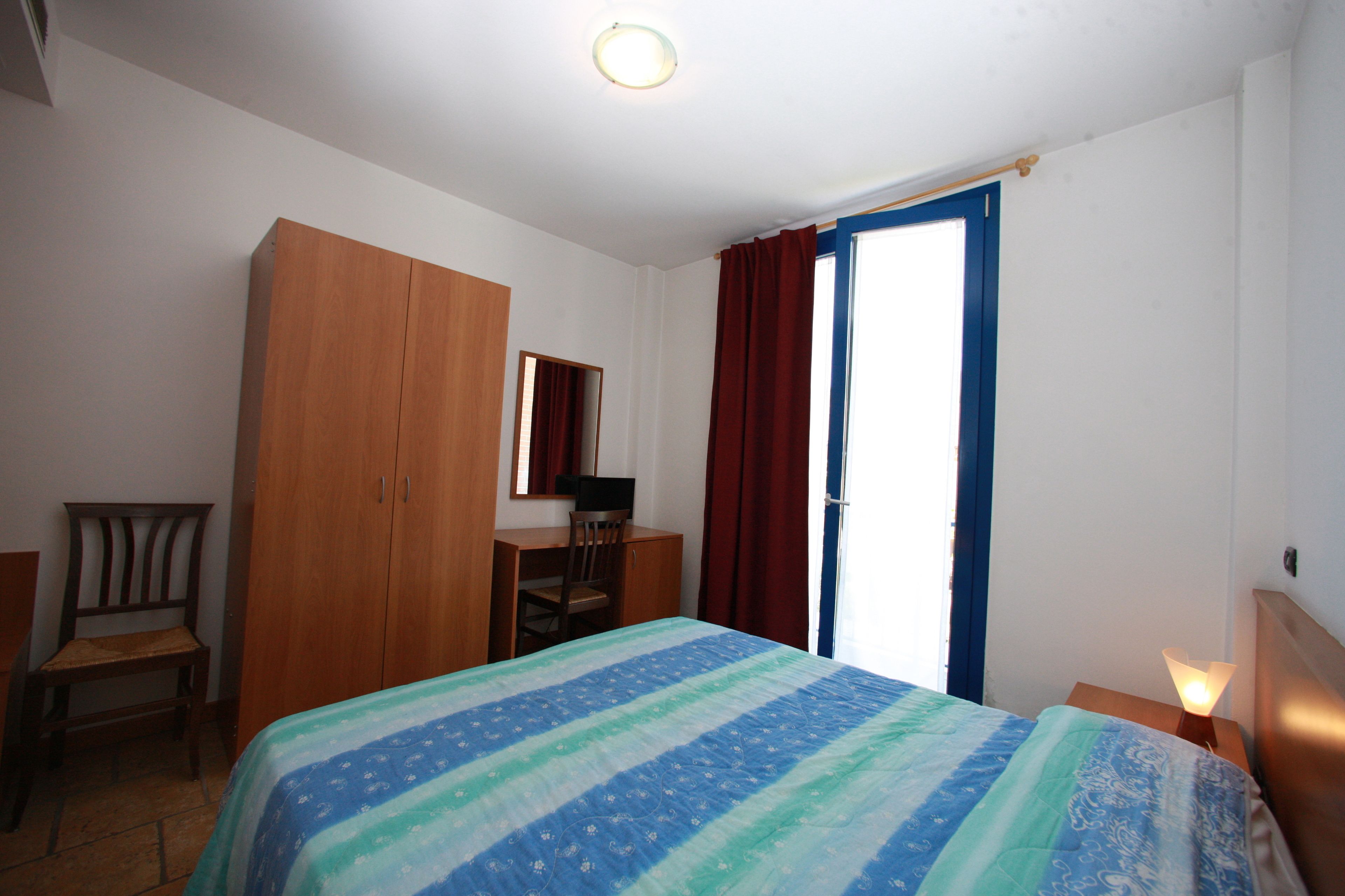 Una cassaforte in camera, una scrivania, tende oscuranti