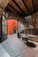 Suite (Aragon) | Living area | Flat-screen TV, DVD player