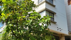 A multi-story building with a modern architectural style, featuring balconies and large windows. - Travelers Apartamentos & Suites Castellón de Juanambú (Cali)