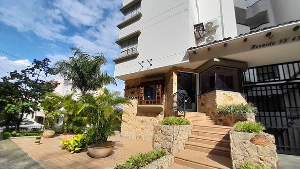 A building with a stone facade, a black gate, and a staircase leading to the entrance. - Travelers Apartamentos & Suites Castellón de Juanambú (Cali)