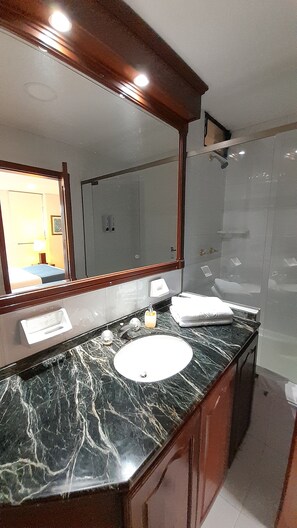 Junior Suite | Bathroom | Separate tub and shower, free toiletries, towels -  Travelers Apartamentos & Suites Castellón de Juanambú (Cali)