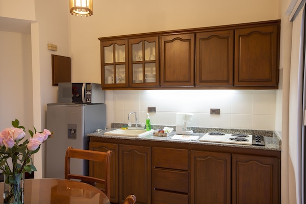 Refrigerador, microondas, placa de cocina, cafetera/tetera