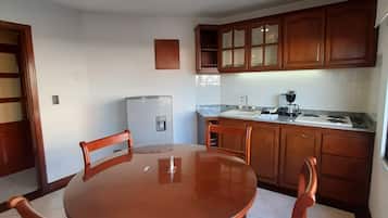 Suite junior | Cocina privada | Refrigerador, microondas, parrilla de estufa y cafetera y tetera