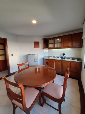 普通套房 | 私人廚房 | 電冰箱、微波爐、爐台、咖啡機/沖茶器