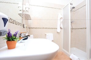 Shower, free toiletries, hair dryer, bidet - Hotel Villa Piras (Alghero)