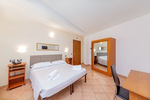Minibar, in-room safe, desk, soundproofing - Hotel Villa Piras (Alghero)
