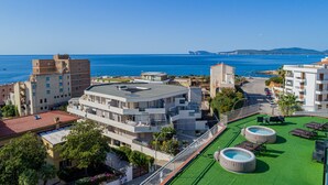 A coastal hotel with multiple buildings, a rooftop pool, and a view of the sea. - Hotel Villa Piras (Alghero)