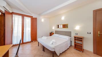 Classic Quadruple Room, Partial Sea View | Bar mini, peti besi dalam bilik, meja, kalis bunyi