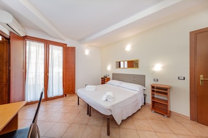 Classic Quadruple Room, Partial Sea View | Bar mini, peti besi dalam bilik, meja, kalis bunyi