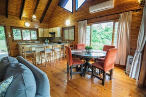 Familienchalet, 2 Schlafzimmer | Wohnbereich | 32-Zoll-LCD-Fernseher mit Satellitenempfang, Fernseher