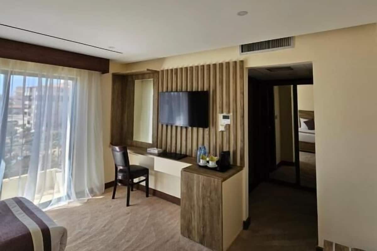 Minibar với thức uống miễn phí, két bảo mật tại phòng, bàn