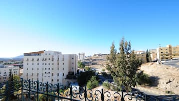 Vista di una zona residenziale con edifici, una strada e un cantiere edile.