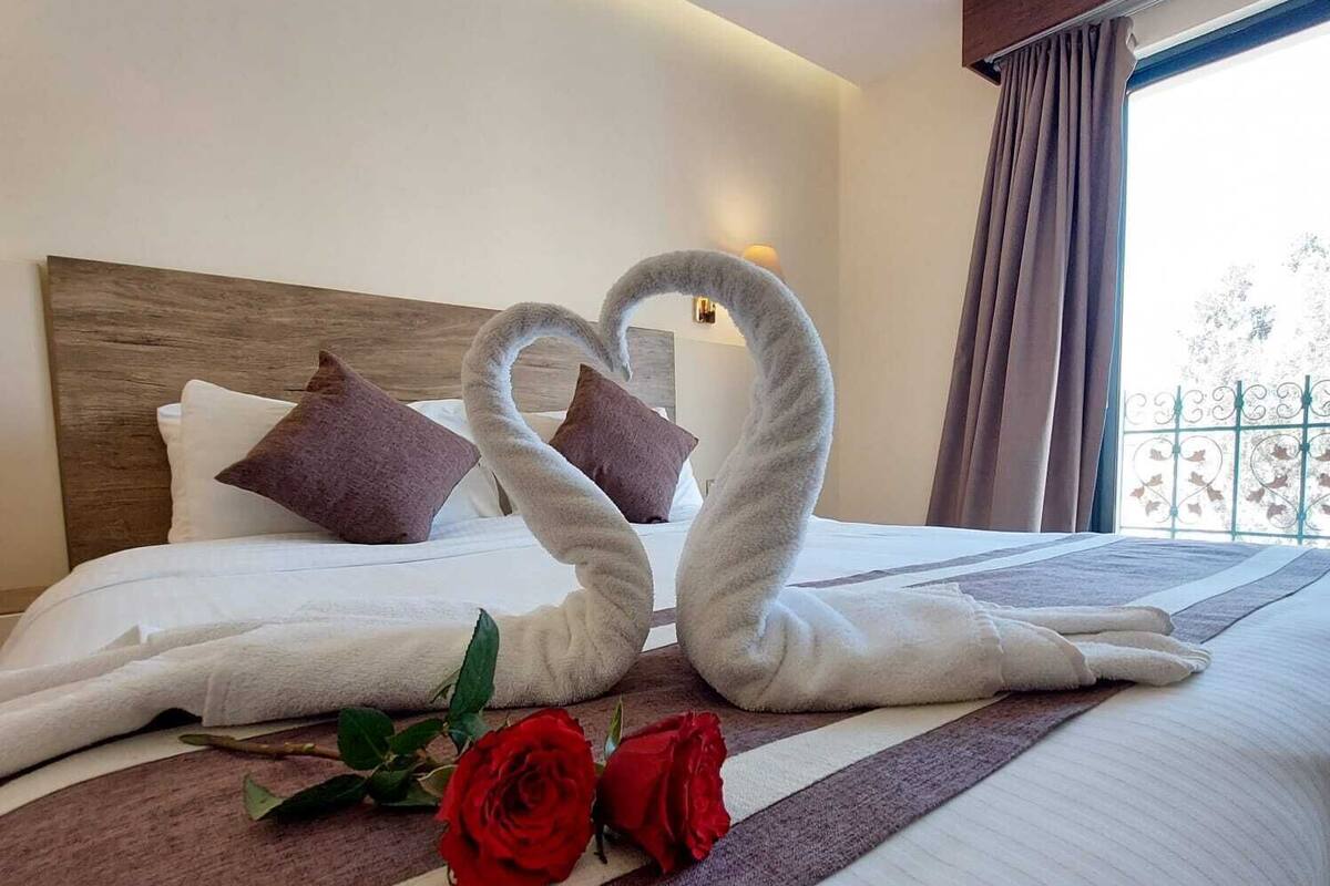 Phòng đôi Tiêu chuẩn, 1 phòng ngủ | Minibar với thức uống miễn phí, két bảo mật tại phòng, bàn 