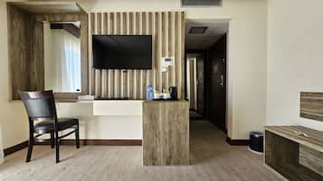 Artículos del minibar gratis y caja de seguridad en la habitación