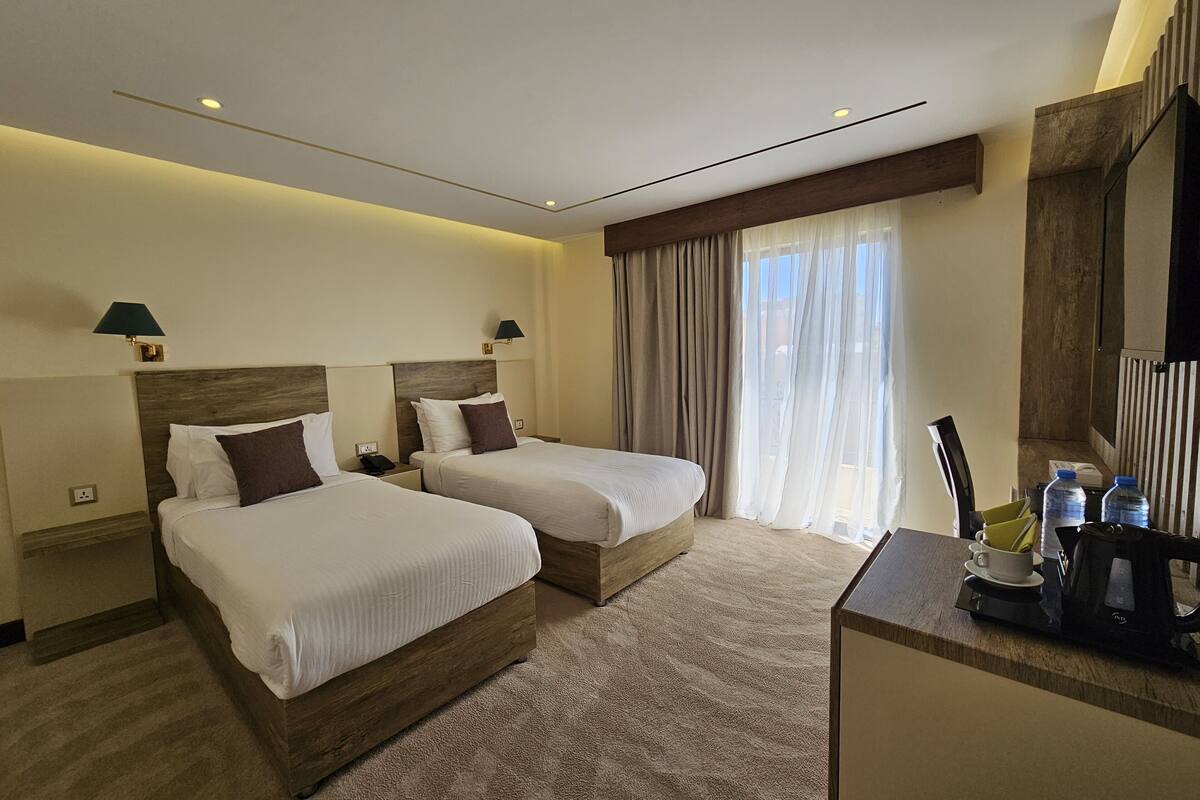 Phòng 2 giường đơn Tiêu chuẩn | Minibar với thức uống miễn phí, két bảo mật tại phòng, bàn 