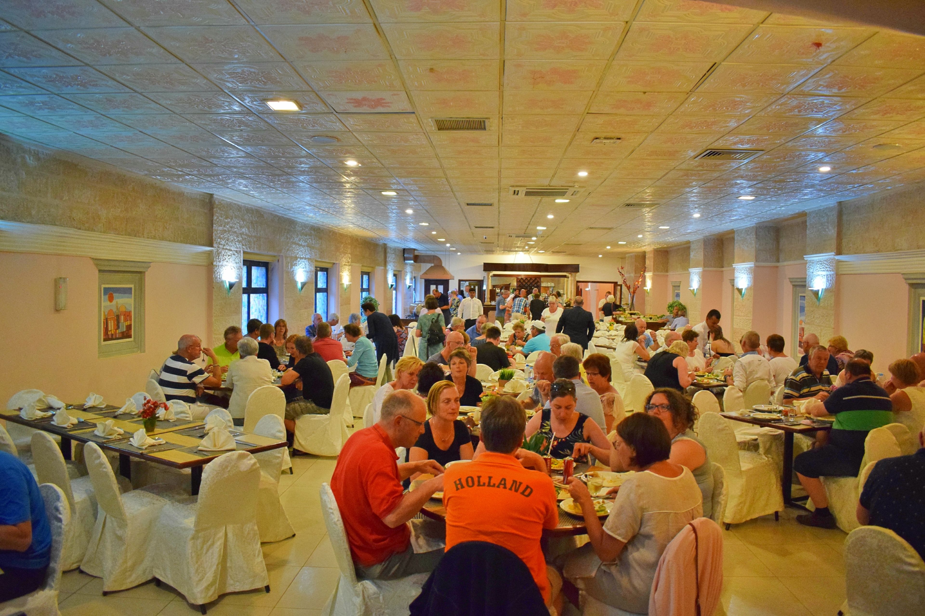 供应早餐、午餐和晚餐，国际美食