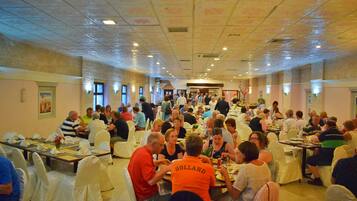 Aamiainen, lounas ja illallinen; kansainvälinen keittiö