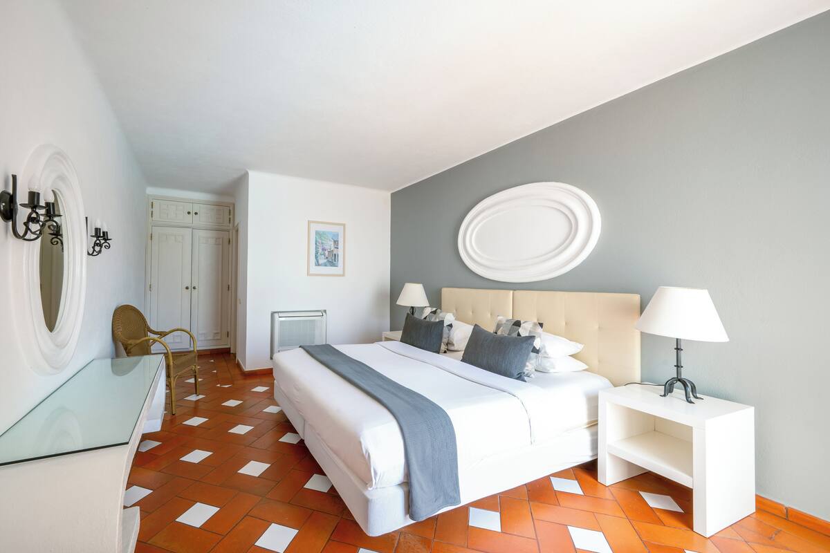 Coffres-forts dans les chambres, Wi-Fi gratuit, draps fournis