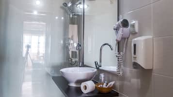 Studio | Bathroom | Hair dryer, towels, soap, shampoo