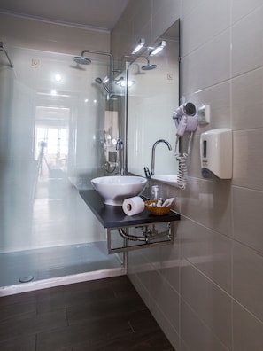 Estudio | Baño | Secador de pelo, toallas, jabón y champú