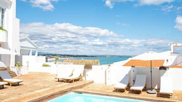 Piscina externa, guarda-sóis, espreguiçadeiras