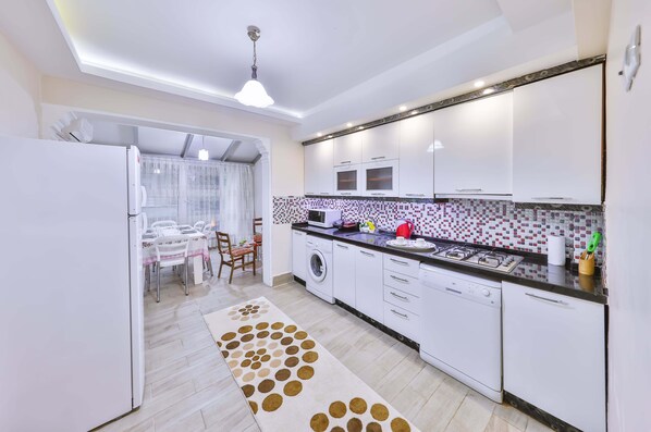 Villa, 2 Bedrooms, Sauna, Garden View | Private kitchen