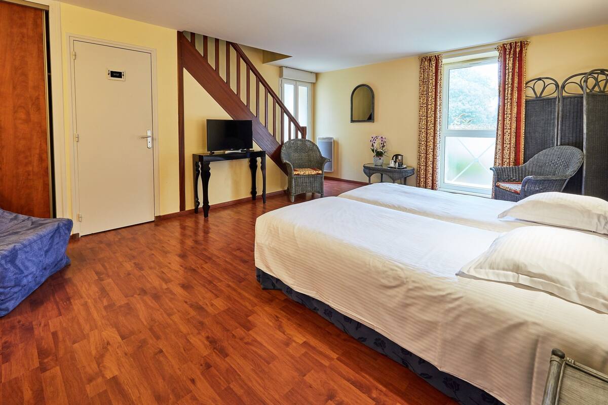 family duplex | desk, soundproofing, iron/ironing board, bed sheets